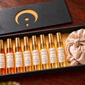 Escala diaria de Origo Códex: caja negra con ocho Esferas aromáticas doradas de 10 mL, de Unisonus a Octava, con saquito de tela